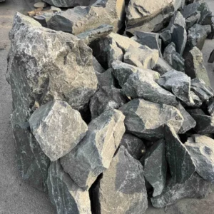 Гранітний валун сірого/чорного кольору з білими прожилками, Україна