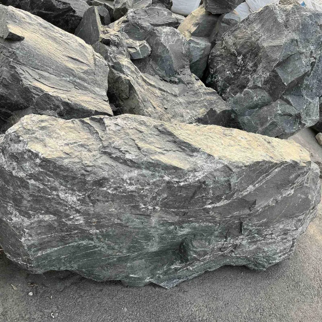 Гранітний валун сірого/чорного кольору з білими прожилками, Україна - Зображення 2