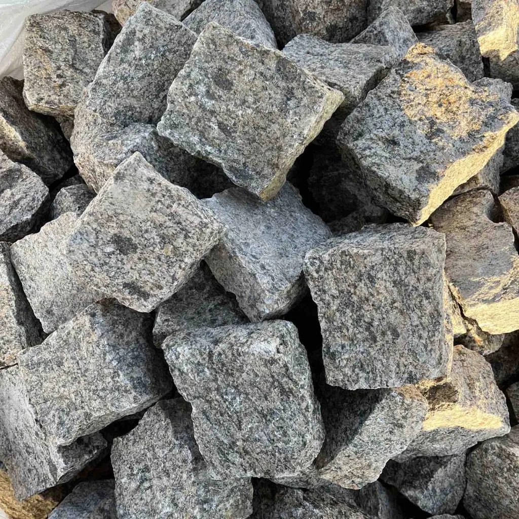 Бруківка з Софіївського граніту колота 10х10х10 см, Україна