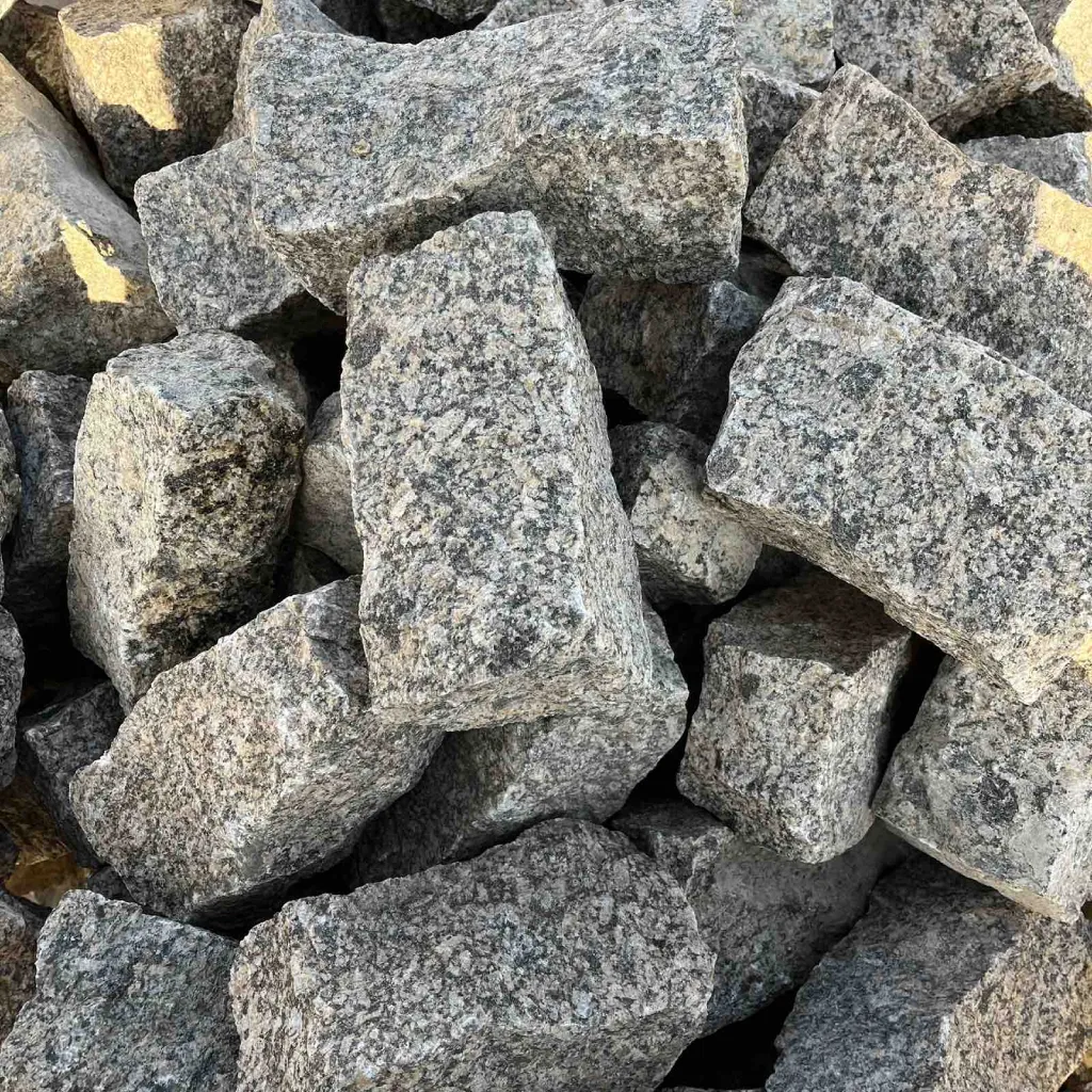 Бруківка з Софіївського граніту колота 20х10х10 см, Україна