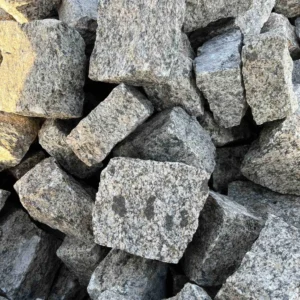 Бруківка з Софіївського граніту колота 10х10х5 см, Україна
